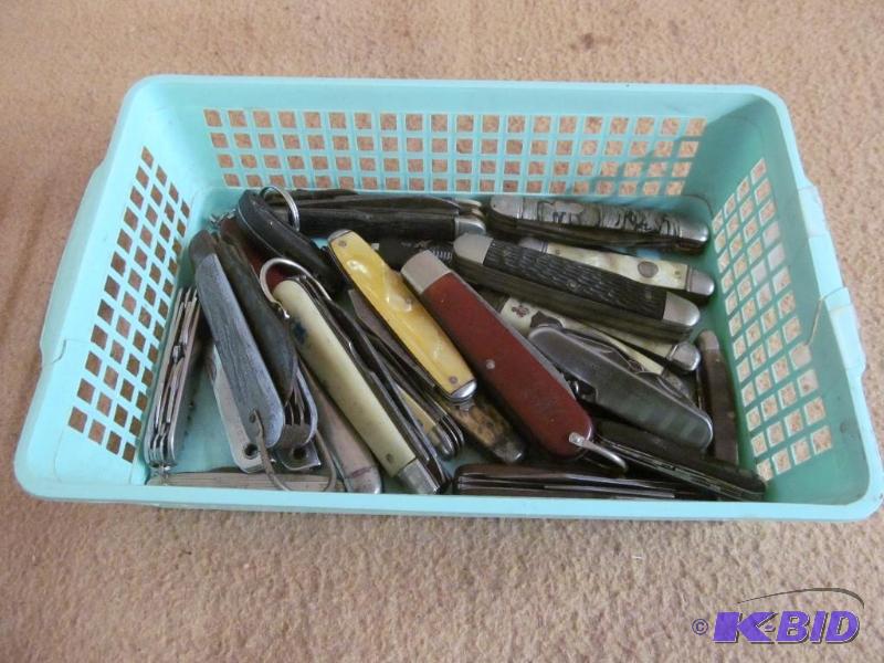 lot 18 image: Pocket Knives