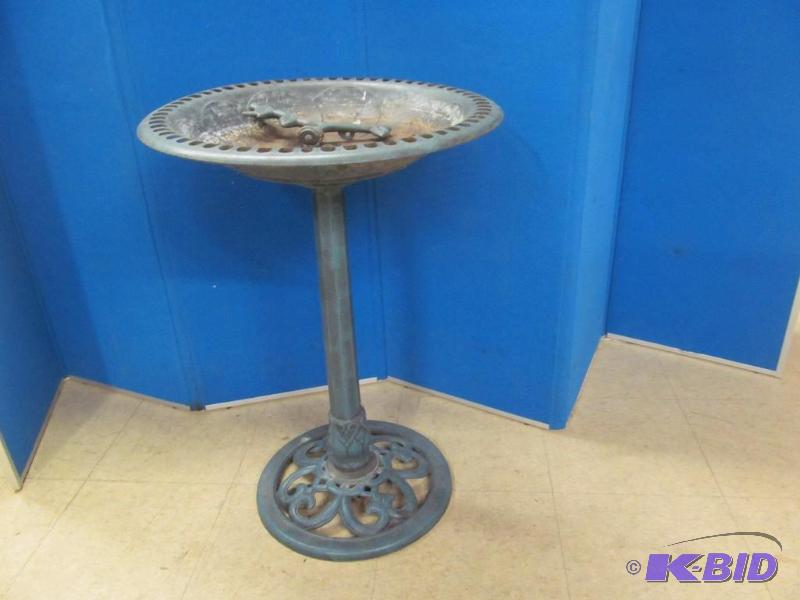 lot 186 image: Bird bath