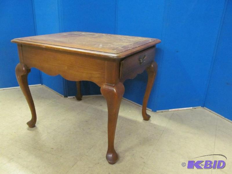 lot 189 image: End table
