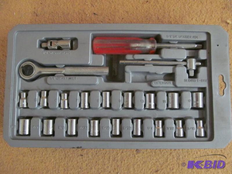 lot 61 image: Socket set