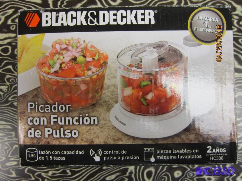 lot 13 image: Black & Decker HC306 1-12-Cup One-Touch Electric Chopper, White