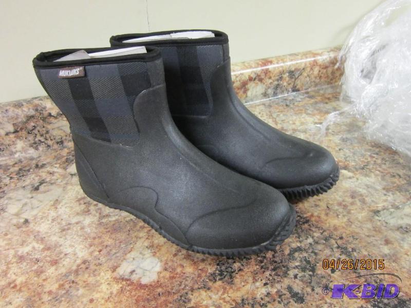 lot 36 image: Mukluks