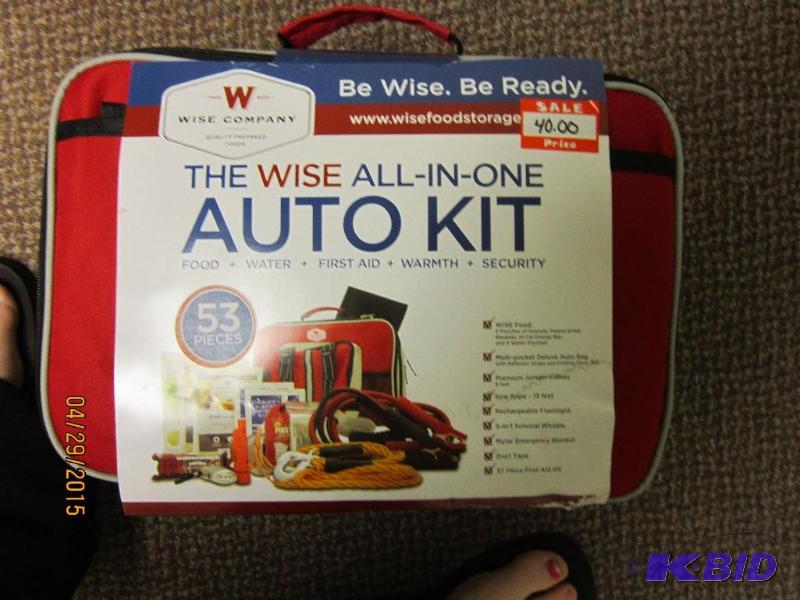 lot 4 image: All-In-One Auto Emergency Survival Kit safety first aid disaster road car tool