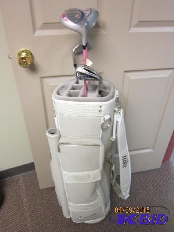 lot 6 image: Nike White Golf bag with Clubs