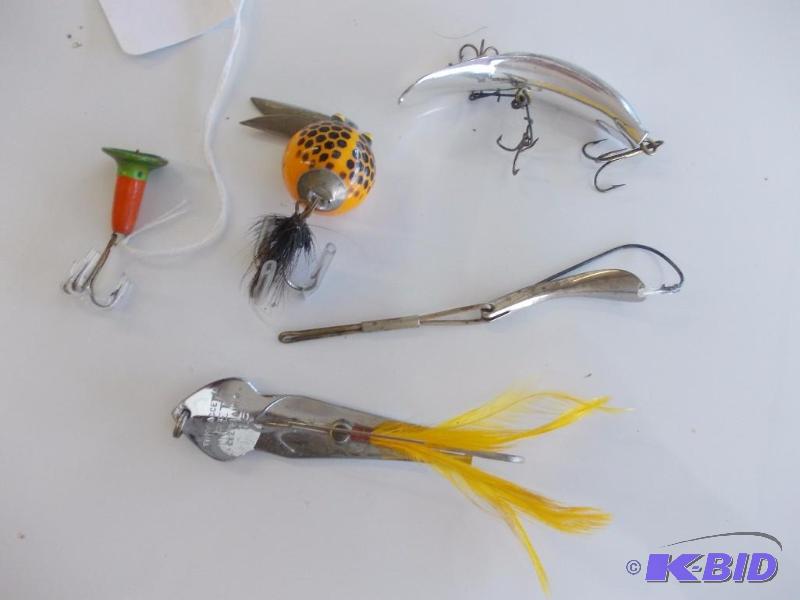 lot 133 image: 5-Lures (Tony Accetta #15, Bell Wobbler,...