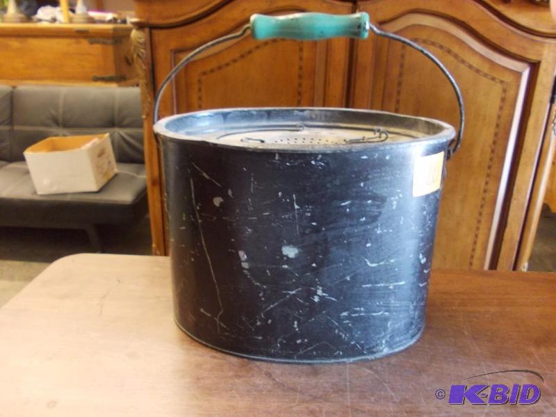 lot 20 image: Vintage 2-Piece Metal Minnow Bucket...