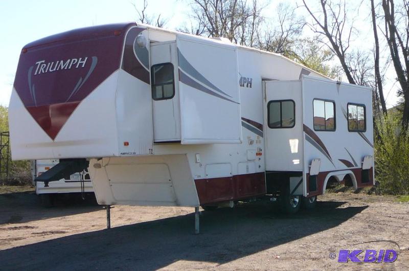 lot 2 image: 2004 Fleetwood Triumph 5th Wheel Camper
