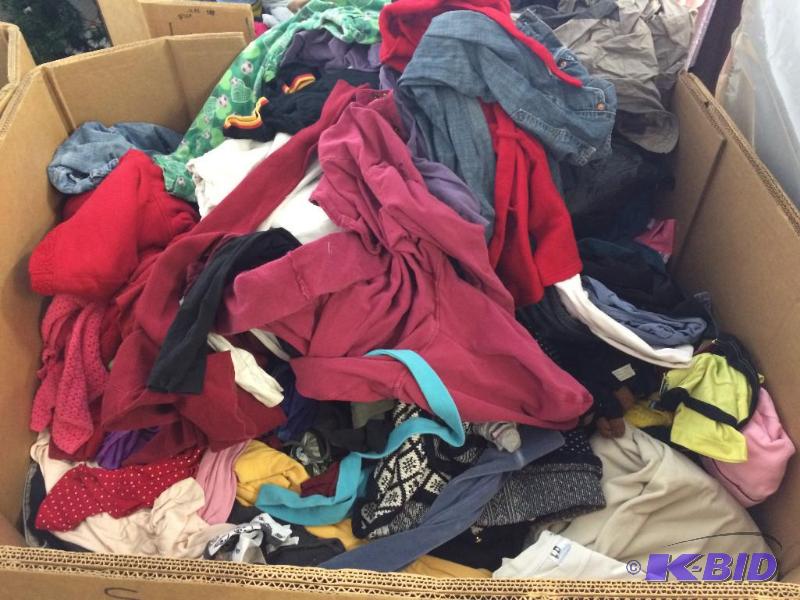 lot 11 image: 1000 pieces of used clothing random sizes and brands  no stains or tears