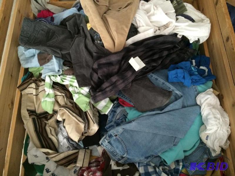 lot 14 image: 1000 pieces of used clothing random sizes and brands  no stains or tears
