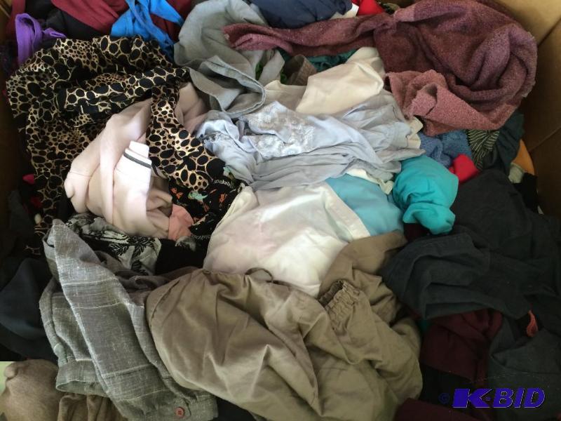 lot 15 image: 1000 pieces of used clothing random sizes and brands  no stains or tears