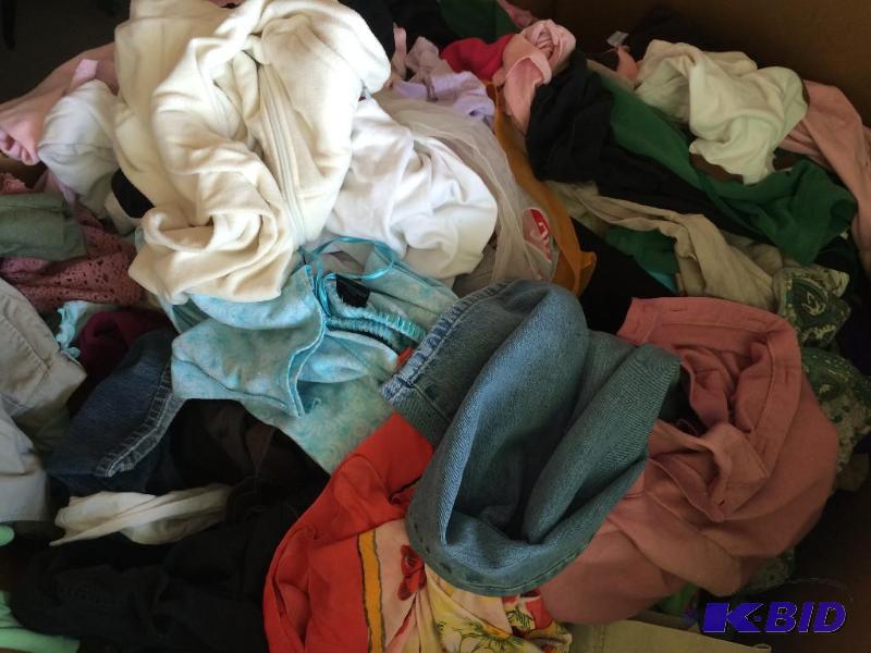 lot 5 image: 1000 pieces of used clothing random sizes and brands  no stains or tears