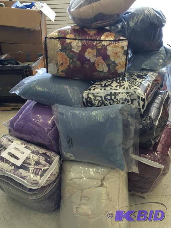 lot 7 image: pallet of 30 new bedding sets and pillow sets
