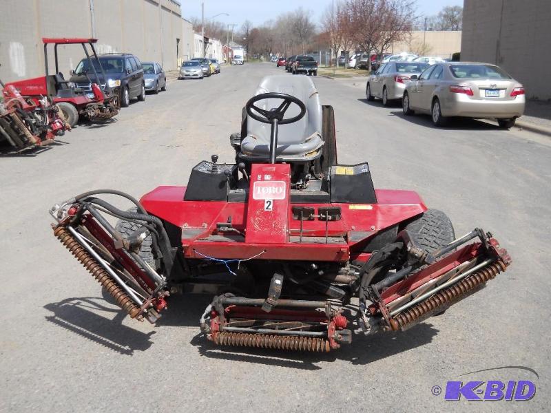 lot 1 image: Toro 5200-D Commercial Reelmaster Lawnmower. Runs