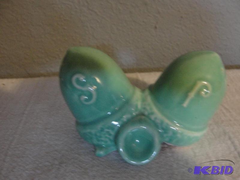 USA  Acorn Salt and Pepper Shakers
