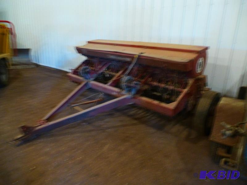 International Grain drill 10 wide with gras...