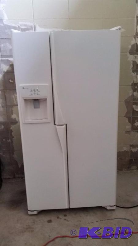 lot 7 image: Maytag RefrigeratorFreezer with Water and Ice maker