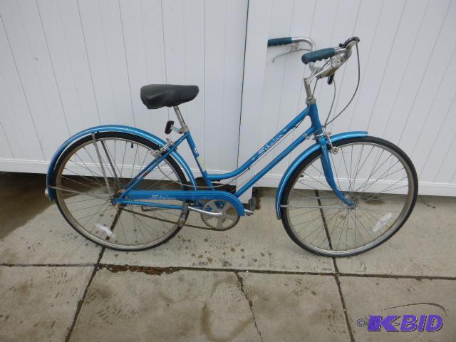 lot 134 image: Schwinn Breeze Bicycle 3 speed....