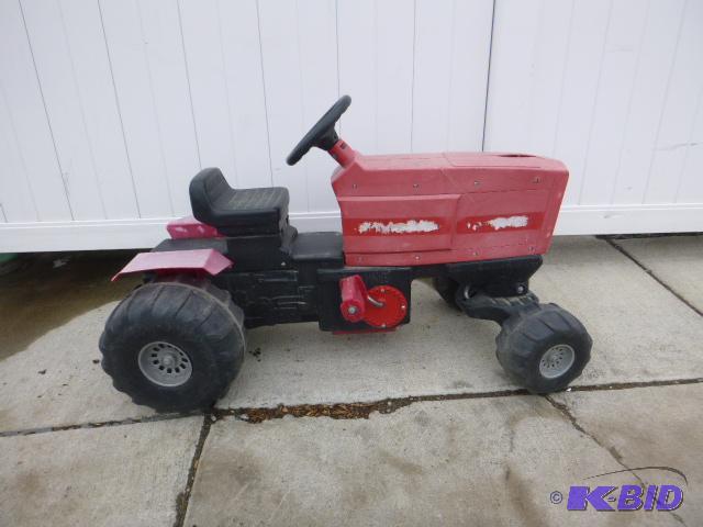 lot 137 image: Pedal Tractor Has one cracked tire....