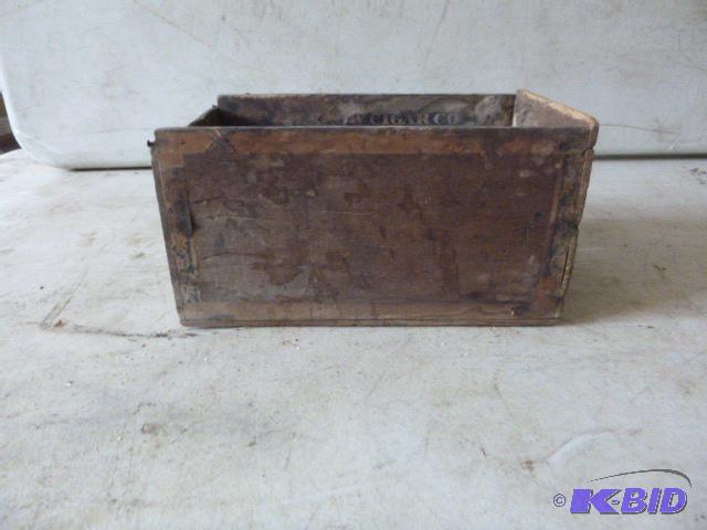lot 157 image: Small Vintage Crate 4" X 7 12" X 4...