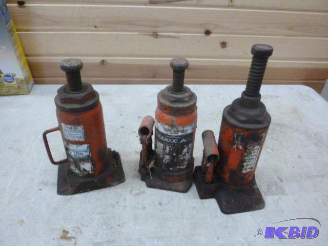 lot 17 image: 3 Bottle Jacks No handles....