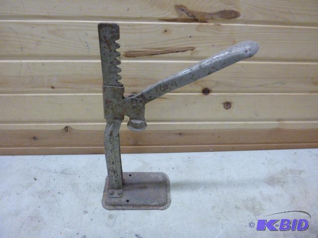 lot 25 image: Bottle Capper...