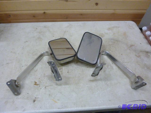 lot 26 image: 2 Truck Mirrors...