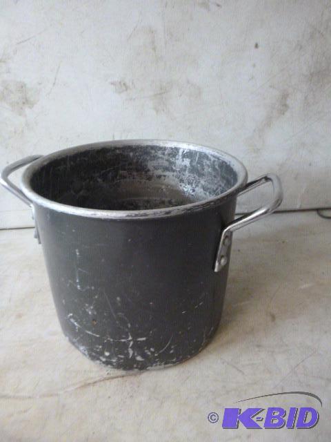 lot 33 image: Aluminum Pot 9" diameter....