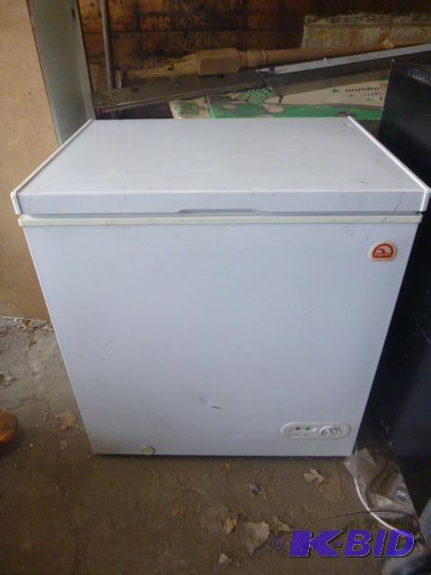 lot 4 image: Igloo Freezer Model 15RF452 - 5.2 cubic feet,...