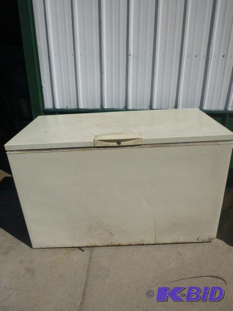 lot 6 image: Kenmore Chest Freezer 18 cubic feet, needs to...
