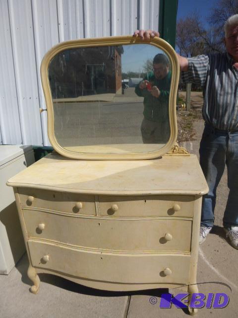 lot 7 image: Vintage Dresser...