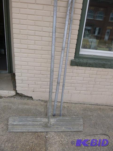 lot 77 image: Bull Float 42" - with 2 extra poles....