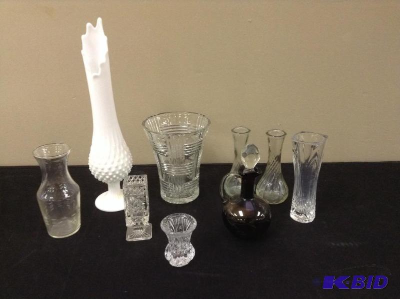 lot 10 image: Grouping of Gass Vases