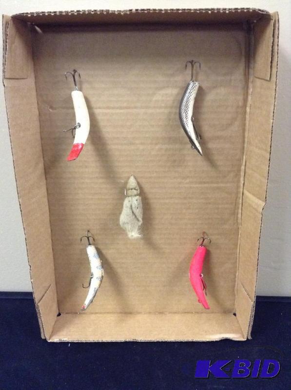 lot 146 image: 5 Vintage Fishing Lures