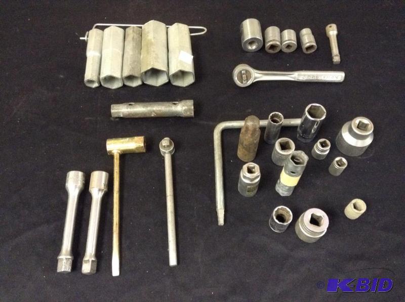 lot 156 image: Assortment of Sockets - Craftsman