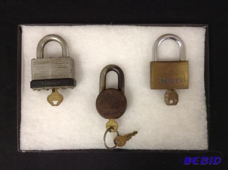 lot 162 image: Vintage Padlocks w Keys