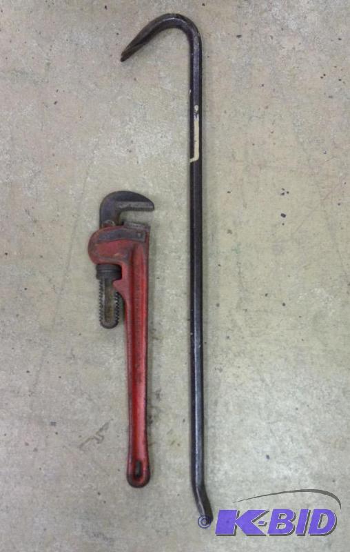 lot 189 image: Large Pry Bar & Pipe Wrench