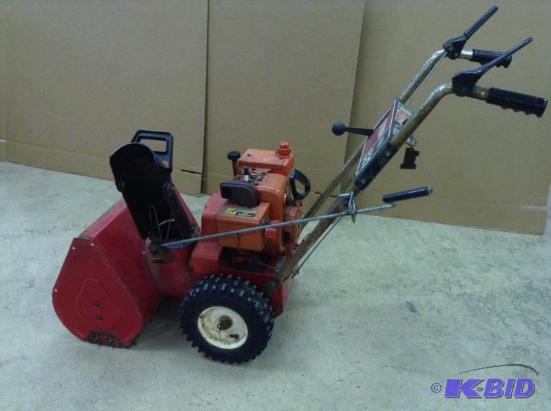 lot 89 image: Toro 521 Gas Powered Snowblower