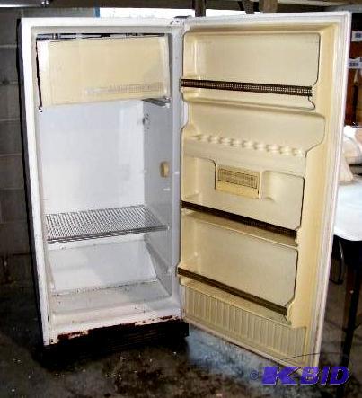 lot 200 image: Co-op RefrigeratorFreezer - 27" w x 28&...
