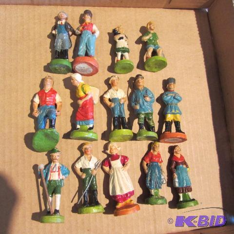 lot 416 image: Antique Putz Figures