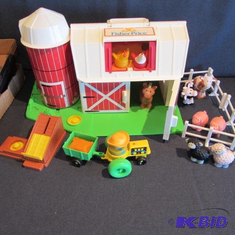 lot 534 image: Fisher Price Barn, Farm Set