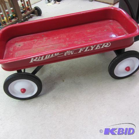 lot 563 image: Radio Flyer Wagon