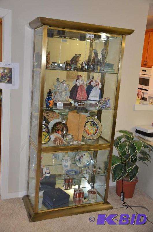 lot 12 image: Beautiful&nbsplighted glass display case. &n...