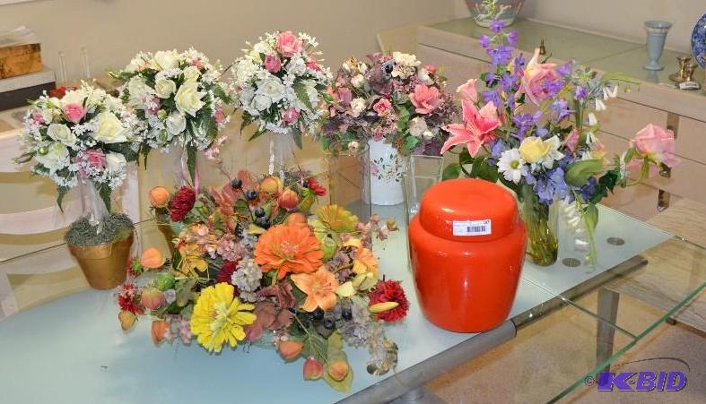 lot 193 image: Beautiful collection of expensive flower arra...