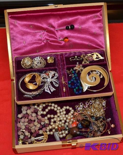 lot 224 image: Lot of costume jewelry Please inspect for pre...