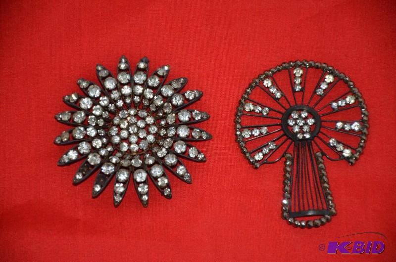 lot 248 image: Antique Brooch set...