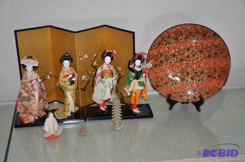 lot 255 image: Dolls 10" tall, plate 11" diameter...