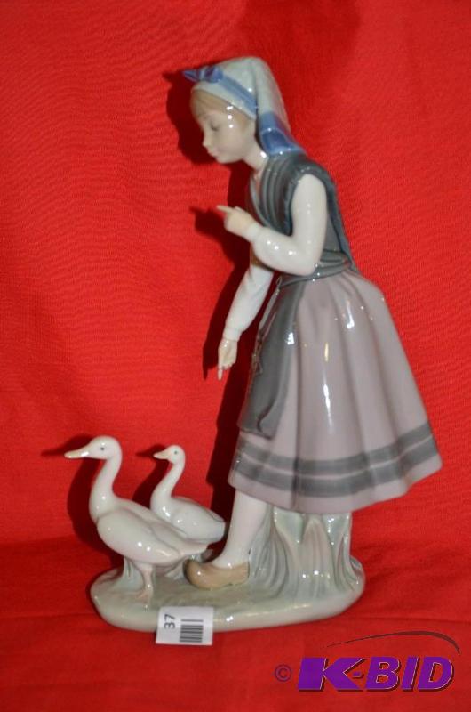 lot 37 image: Lladro #5202 Aracely with Ducks 10" tal...