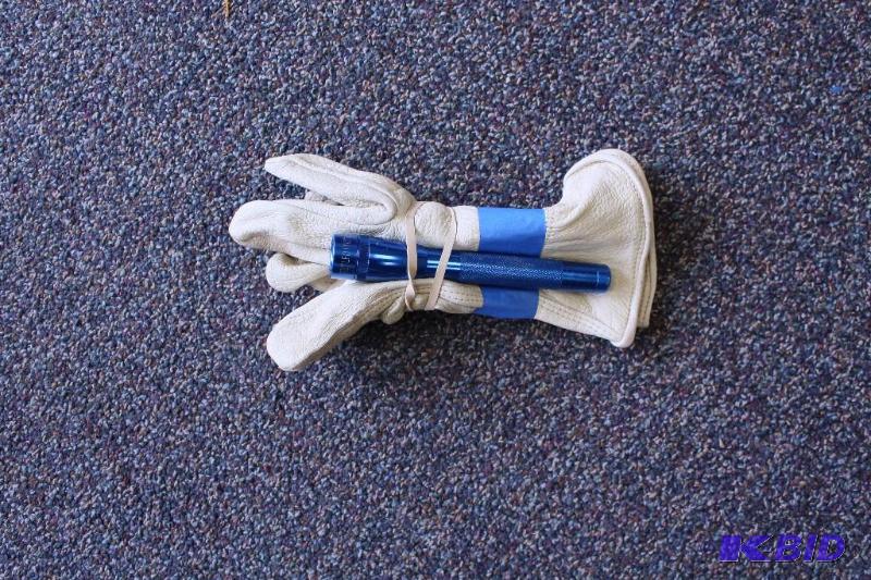 Mini Maglite with leather work gloves, customer return