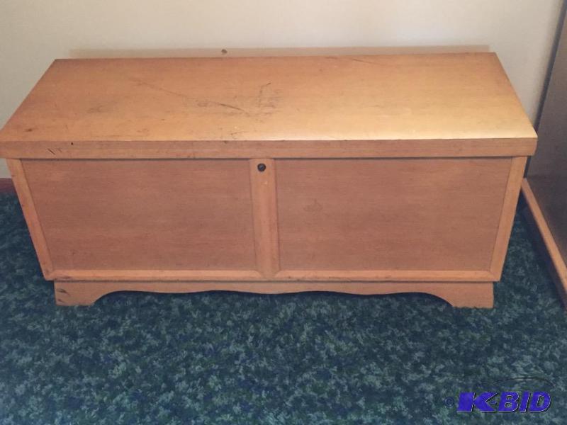 lot 2 image: Vintage Lane Cedar Chest