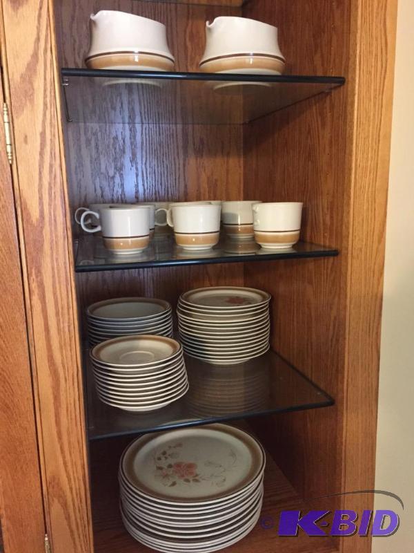 lot 20 image: Dish Set